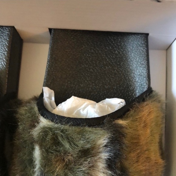 Women’s faux fur slippers/pool slides various sizes - Picture 3 of 3